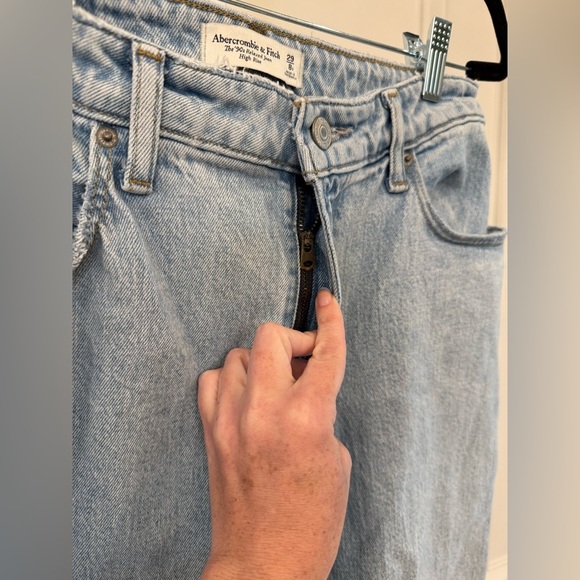Abercrombie & Fitch The 90s Relaxed High Rise Jeans - Picture 3 of 7